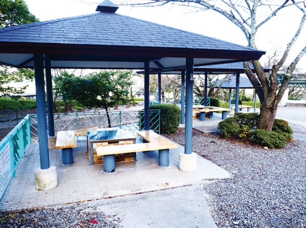 屋根付きのBBQガーデン(1卓4時間2000円)。売店がないので食材や炭は持参しよう/大津谷公園
