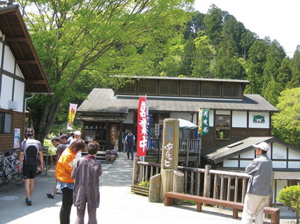 「道の駅 くんま水車の里」には、素朴な味わいのそば処や物産館、五平餅作りなどができる体験工房がある/阿多古川