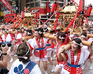 暑さ吹き飛ばす！ 元気いっぽいの「天神祭ギャルみこし」が巡行　