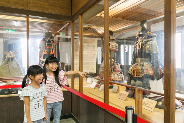 2階の郷土史料展。鎧や刀、藩主や島原城関係の文物を展示