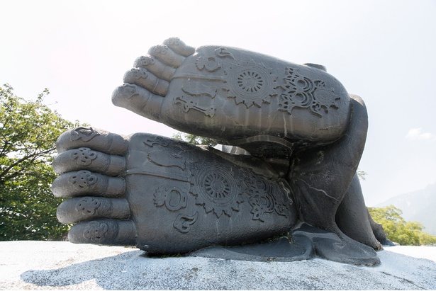 足の裏に仏足石の紋様が刻まれているのは日本で最初