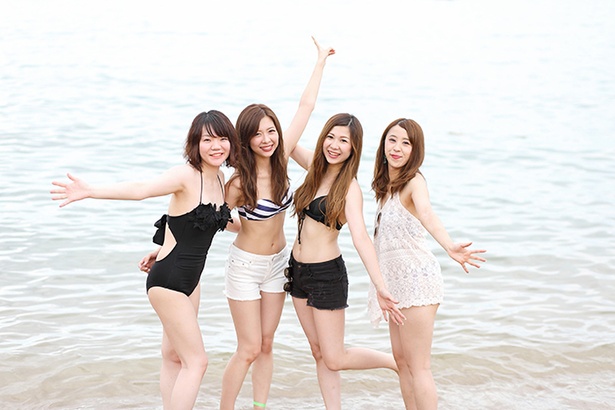 糸島市芥屋海水浴場を彩る水着女子