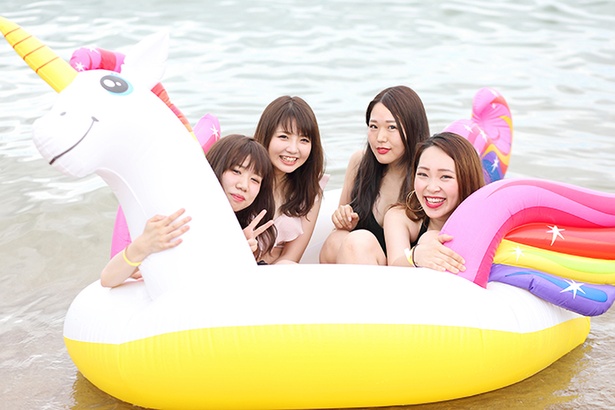 糸島市芥屋海水浴場を彩る水着女子