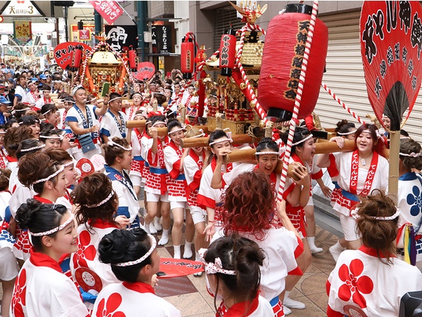 大阪の夏の風物詩 天神祭ギャルみこし 写真特集 ウォーカープラス