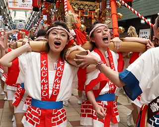 大阪の夏の風物詩「天神祭ギャルみこし」【写真特集】