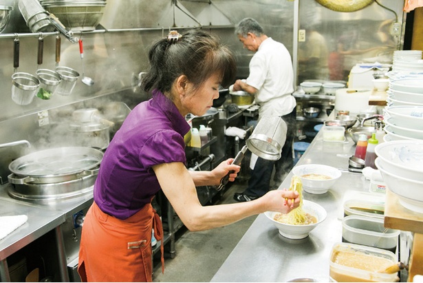 「食事の店 ベリー」は、気さくな三山さん夫婦が営む。ミニチャーハンが付く「担々麺セット」(800円)もある