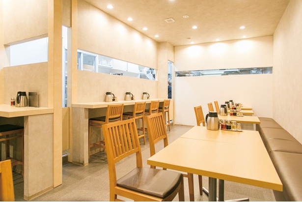 舞鶴麺飯店 / 銀色の看板が目印。2017年5月に店内を改装し、オシャレな空間に。料理は昼・夜ともに注文可