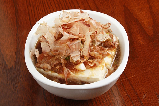 豆腐1丁に肉うどん用の具材が乗る「肉奴」(400円)は夜営業からのメニュー 