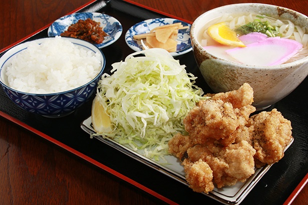 「からあげ定食」(700円) は1日を通して注文できる