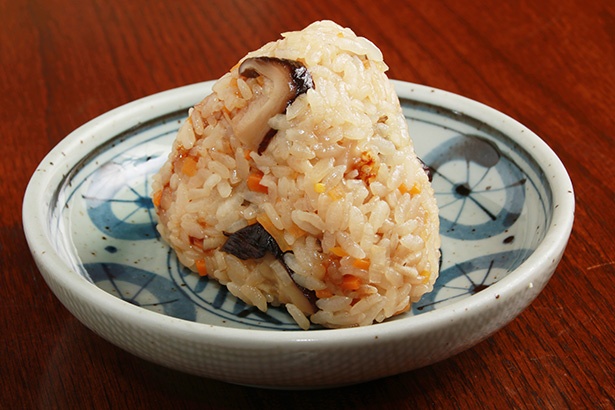 しっかりした味付けがシンプルなダシに合う「かしわ」(120円) 