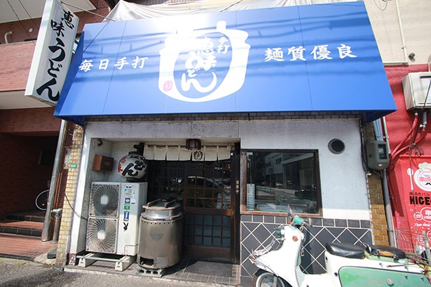 薬院新川のすぐそば、ヤナセ福岡支店の向かいにある