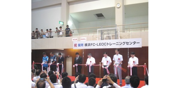 テープカットには、監督、カズ選手も参加