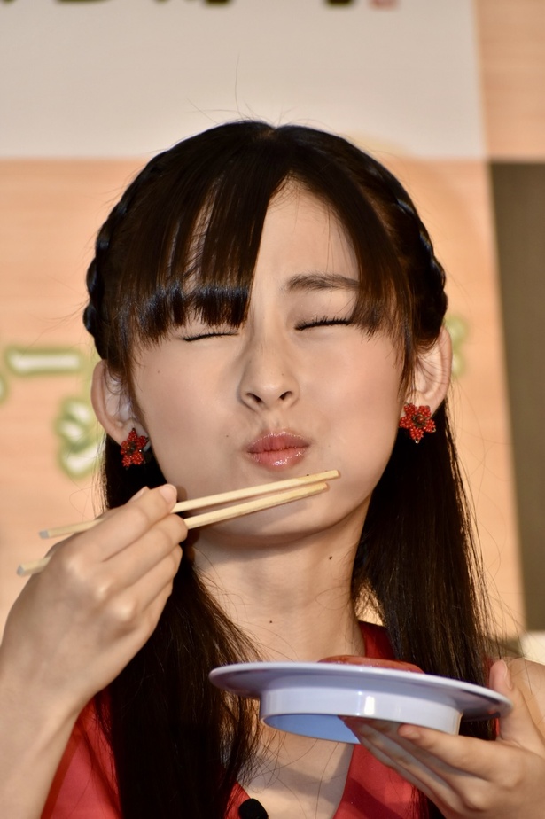 大好きなマグロのお寿司を食べてご満悦の井本彩花さん