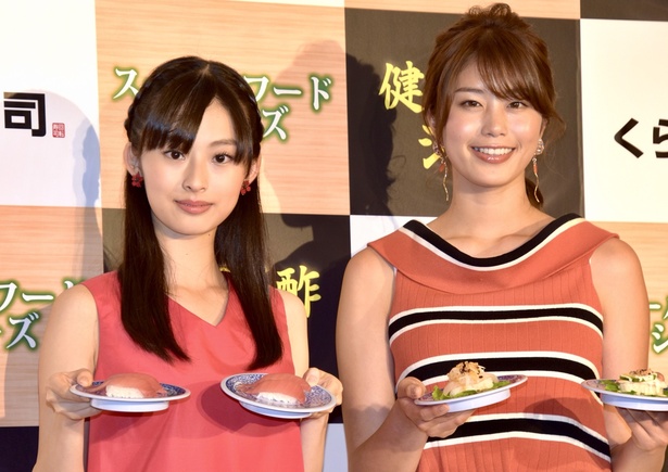 大好きなマグロを持つ井本さんとエビを持つ稲村さん