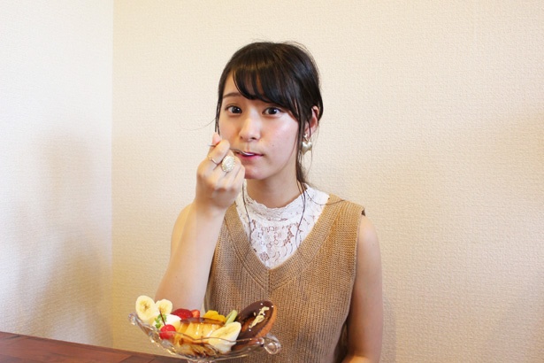 スプーンをぱくっとするはるかちゃん