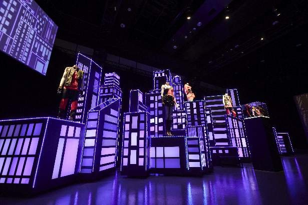 Music Video衣装も展示する