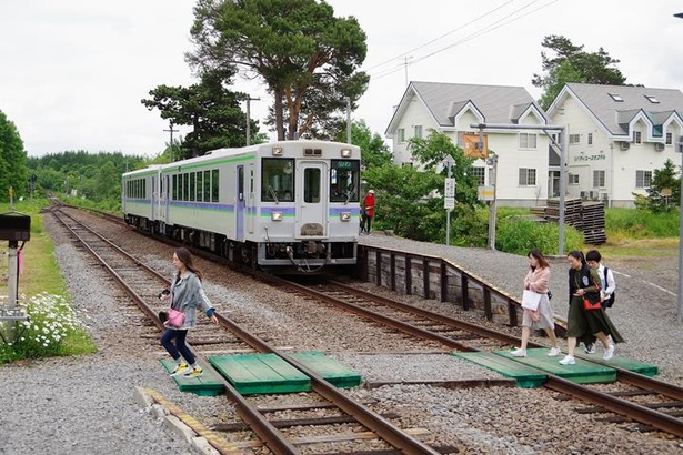 美馬牛駅では旭川行と富良野行の列車が交換。到着した富良野行列車から、続々と乗客が下車