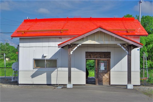 美馬牛駅は、白壁に真っ赤な屋根が可愛らしい小さな無人駅