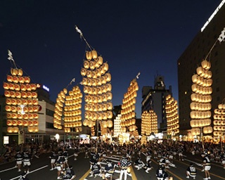 夜空に揺れる黄金の稲穂！秋田県で「竿燈まつり」開催