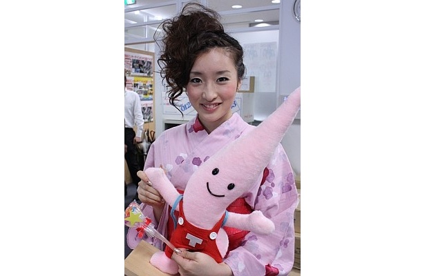 【写真】大好きな“カレ”をギュッっと抱きしめる梅田さん。笑顔もキュート！(ほか梅田さんの写真はコチラ)