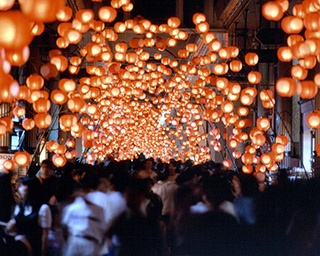 紅く灯ったちょうちんが街を染める「山口七夕ちょうちんまつり」