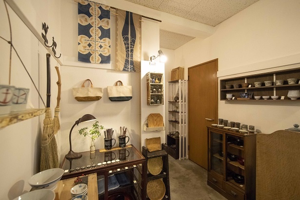 日本の器を中心に展開する「コハルアン」では民芸品や雑貨も販売されている