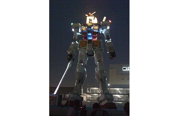 【写真】夜にはビームサーベルが光る加工も！(ほか実物大ガンダム画像はコチラ)
