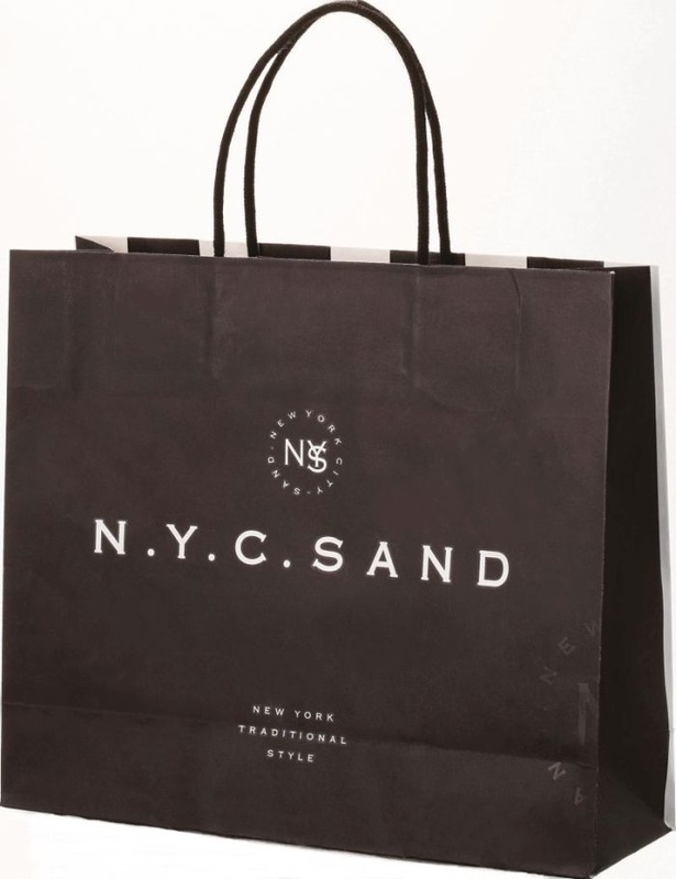 人気店「N.Y.C.SAND」の紙袋はシックな色合いで高級感がある