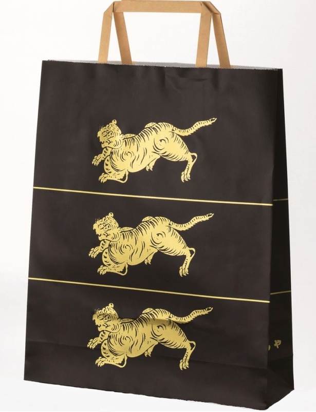 高級感のある黒に金のトラをデザインした、歴史ある和菓子店「とらや」の紙袋