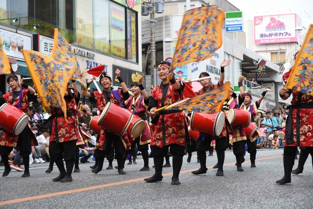 沖縄最大の夏祭り 一万人のエイサー踊り隊 が8月5日に開催 ウォーカープラス