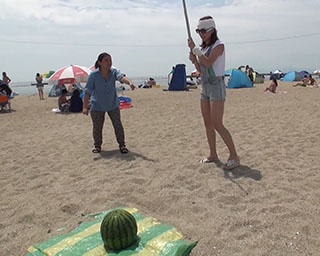 遊びじゃない、スポーツだ！外国人が神戸で夏の風物詩「スイカ割り」を初体験！