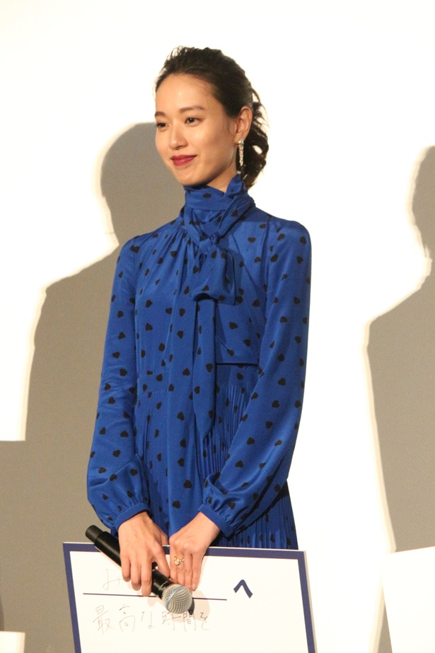 戸田恵梨香はハート柄のスタイリッシュなワンピース