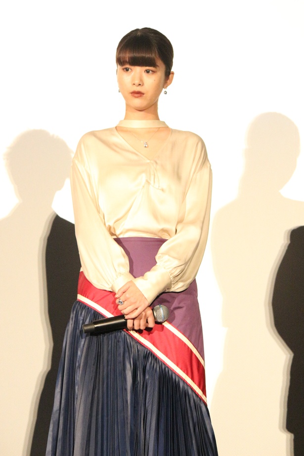女性陣の中で唯一白っぽい服装で清楚ないで立ちの馬場ふみか