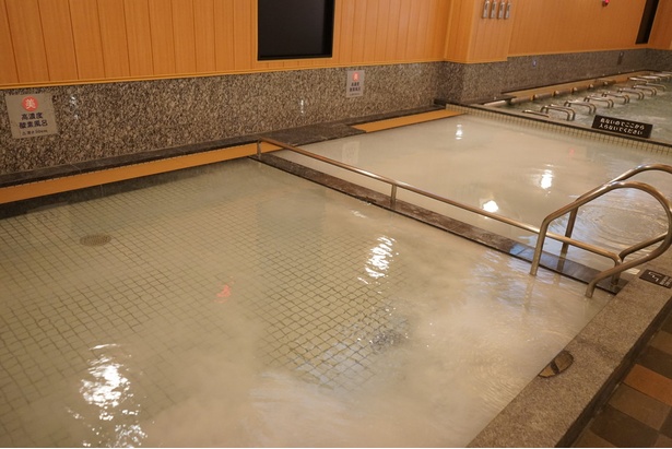 高濃度酸素風呂。浴槽は2つあり手前と奥では濃度が異なる/天然温泉アーバンクア・大浴場