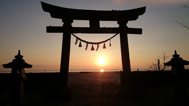 海岸沿いに遊歩道を整備。海を横目に散策もできるほか、石碑や神社などのスポットも点在。夕景もキレイ
