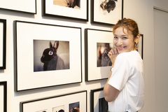 エディターの高際香里による写真集「黒いうさぎ」をテーマとした写真展も開催