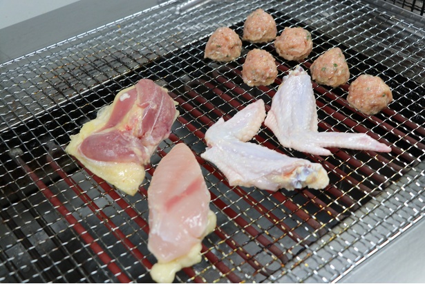 焼き加減をチェックしながら火を入れる