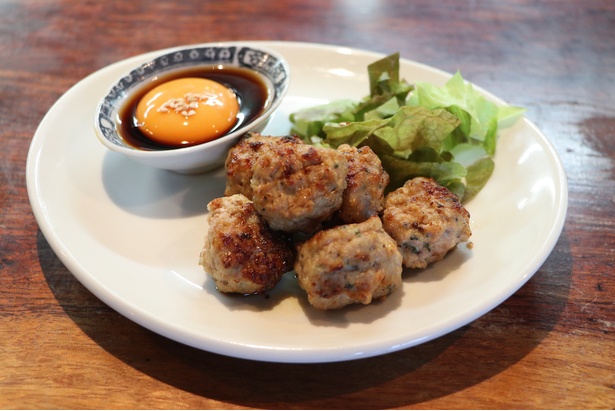 月見つくね(380円)。そのまま食べてもおいしいが、黄身醤油と合わせることで味わい豊かに