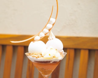 どこから食べる？3種のジェラートがアートな桃パフェ「SUGiTORA」