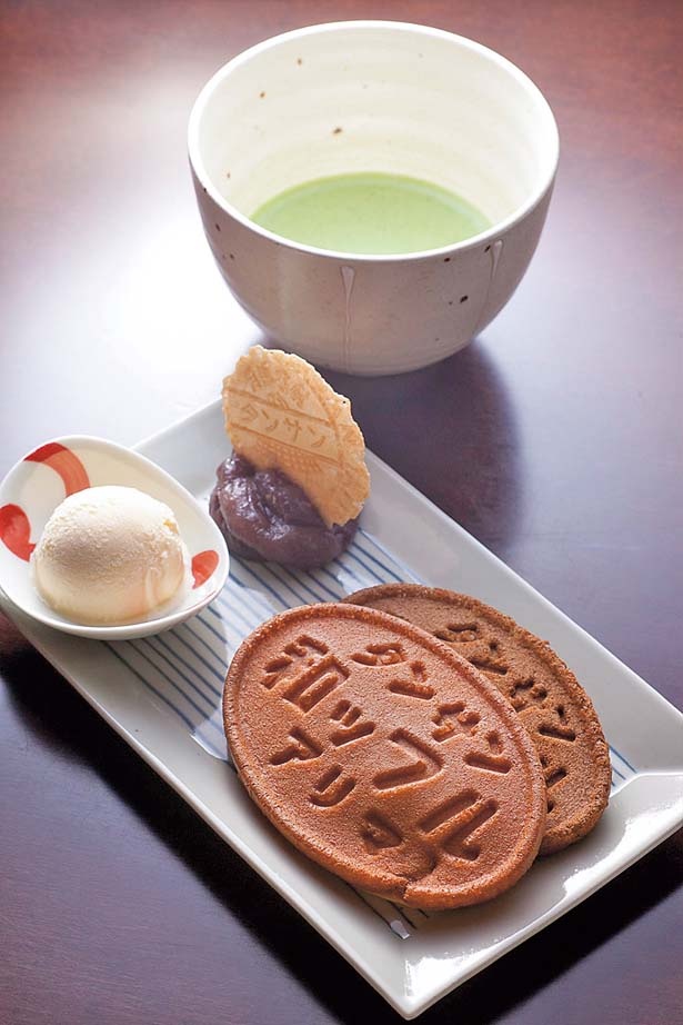 ありま和ッフルと抹茶(700円)はプレーンと抹茶の2種。お茶のセット(500円)もあり/三ツ森 まんじゅう店