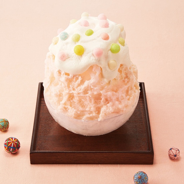 ｢カフェソラーレ Tsumugi FOOD＆TIME ISETAN YOKOHAMA店｣の｢桃と山形さくらんぼ｣(1,026円。〜9月25日[火])。桃ミルクソースをかけた氷の中に、 サクランボのジェラートが入っている