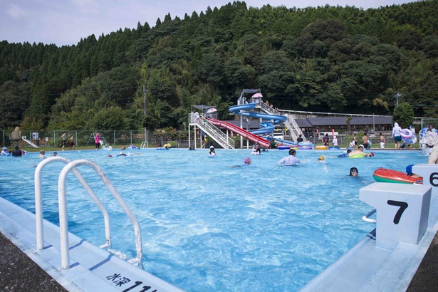 夏休みにおすすめ！プールの水はぜーんぶ良質な天然水。鹿児島・湧水町「竹中池公園プール」 ｜ウォーカープラス