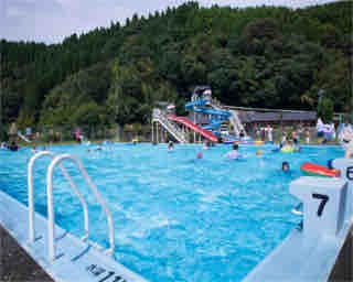 夏休みにおすすめ！プールの水はぜーんぶ良質な天然水。鹿児島・湧水町「竹中池公園プール」　