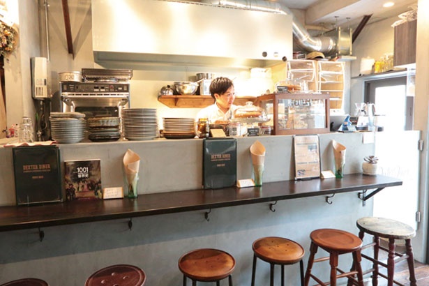 キッチンにはオーブンのほか発酵器まで鎮座/DEXTER DINER