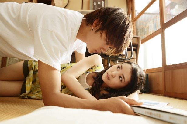【写真を見る】壁ドンならぬ床ドン!葵わかなと佐野勇斗の胸キュンシーン
