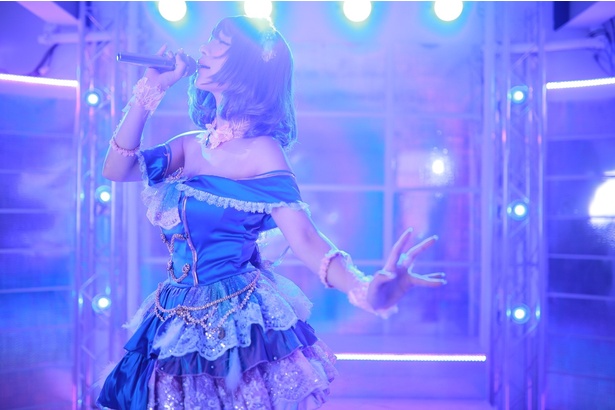 『アイドルマスター シンデレラガールズ』の高垣楓に扮する宮本彩希さん