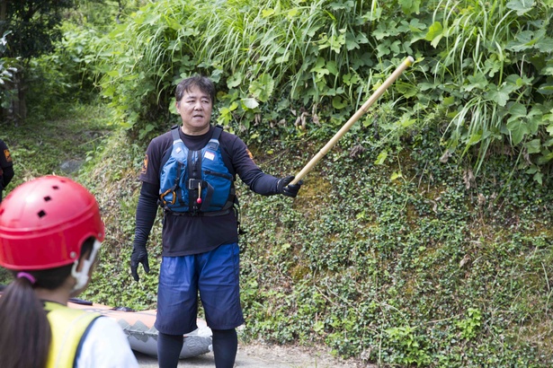 竹の棒の使い方が重要。NPO法人きらり水源村の松崎勝己さん「体を突くことがあるので、オールのように横に持つように」