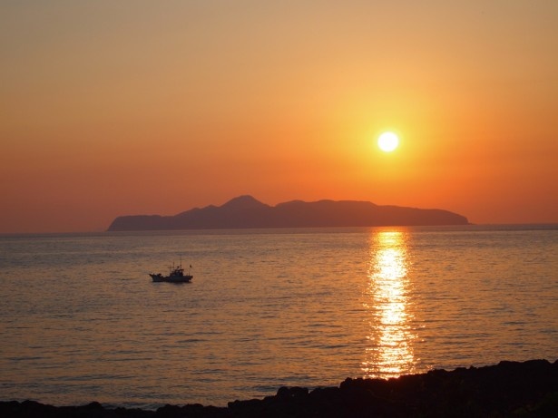 【写真を見る】波戸岬キャンプ場 / 夕日が目の前に沈みゆく圧巻のロケーション。土地が持つポテンシャルを最大限生かす