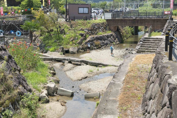 プールそばの川沿いで沢歩きも楽しめる。8月中は全館無休
