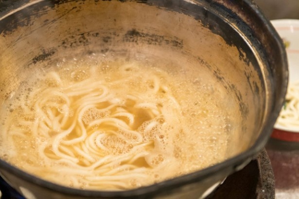 煮込みうどん 久留米荘 / 煮干しを大量に使いしっかりと強火で煮込むため、煮干しの味が濃く、香りが強い。エグミ、臭みがないのがいい
